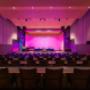 Suuri auditorio konserttivalaistuksella