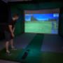 Nykyaikaisessa golfsimulaattorissa on hyvä harjoitella golf-lyöntejä.