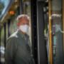 Mies, jolla on turvallinen kasvonaamio