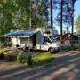 Caravan-alueella on 6 sähköllistä autopaikkaa