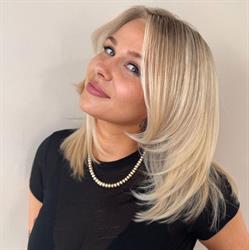 Hairstylist Evelina